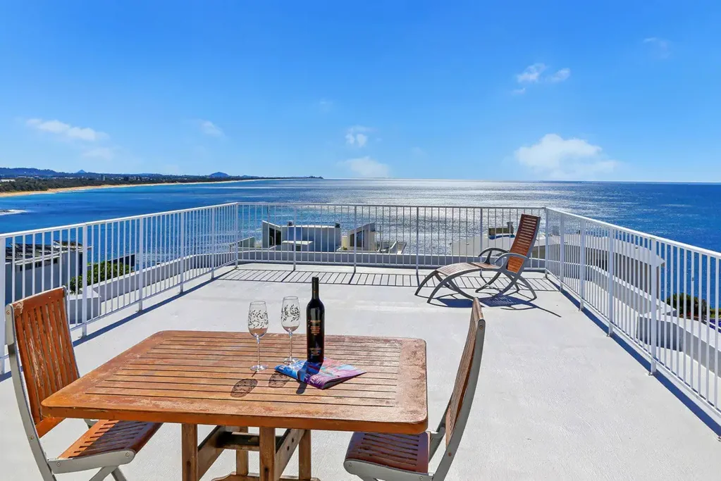 Moffat Beach 3 Bedroom ULTIMATE COASTAL LOCATION + ENDLESS OCEAN VIEWS
