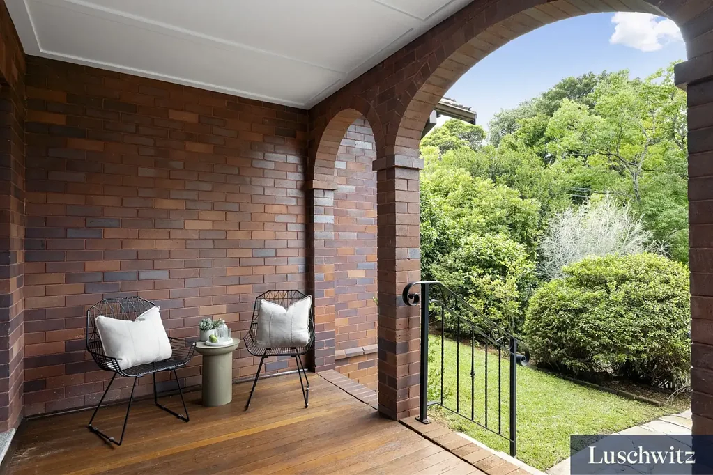Gordon 4कमरा Gracious, Full-brick, Character Home Located In A Tranquil And Private Setting. Walking Distance To Gordon Shops And Rail