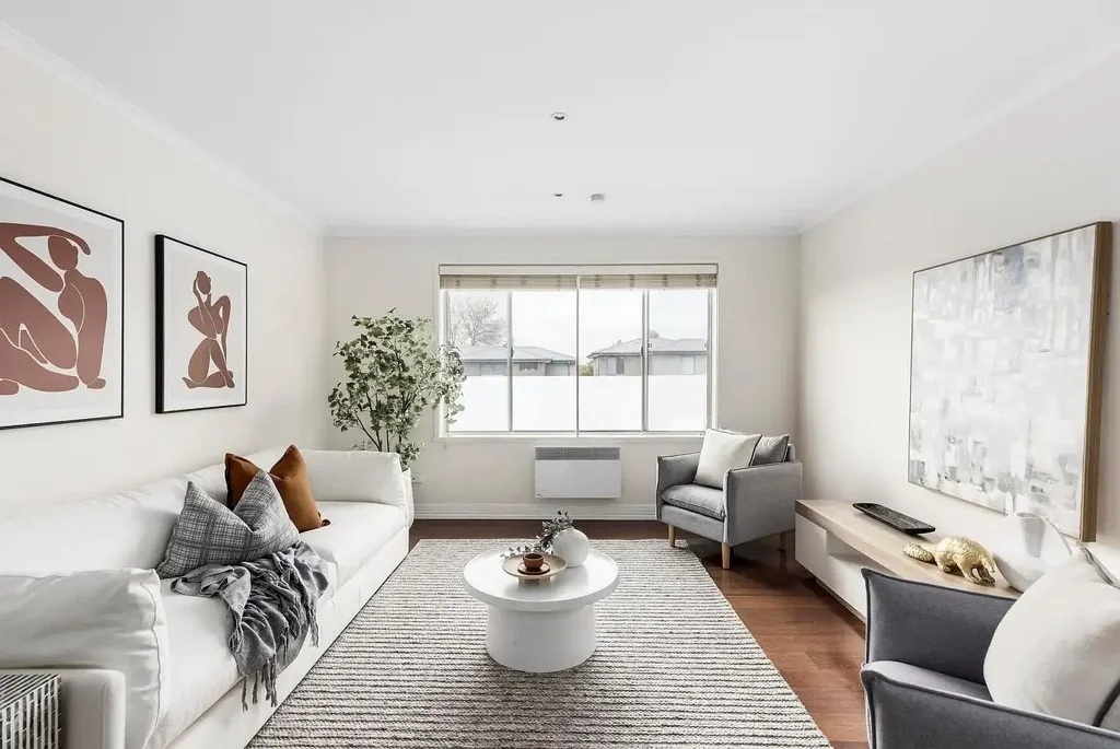 UNDER APPLICATION - FULL OF NATURAL LIGHT!