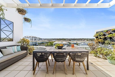 Breakfast Point 3Moenga Rare Opportunity: North-Facing Penthouse with Extensive City & Water Views