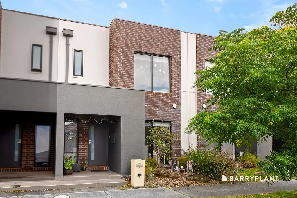 Wollert 4 Bedroom Modern & Stylish Townhouse – 4 Beds, No Body Corp!