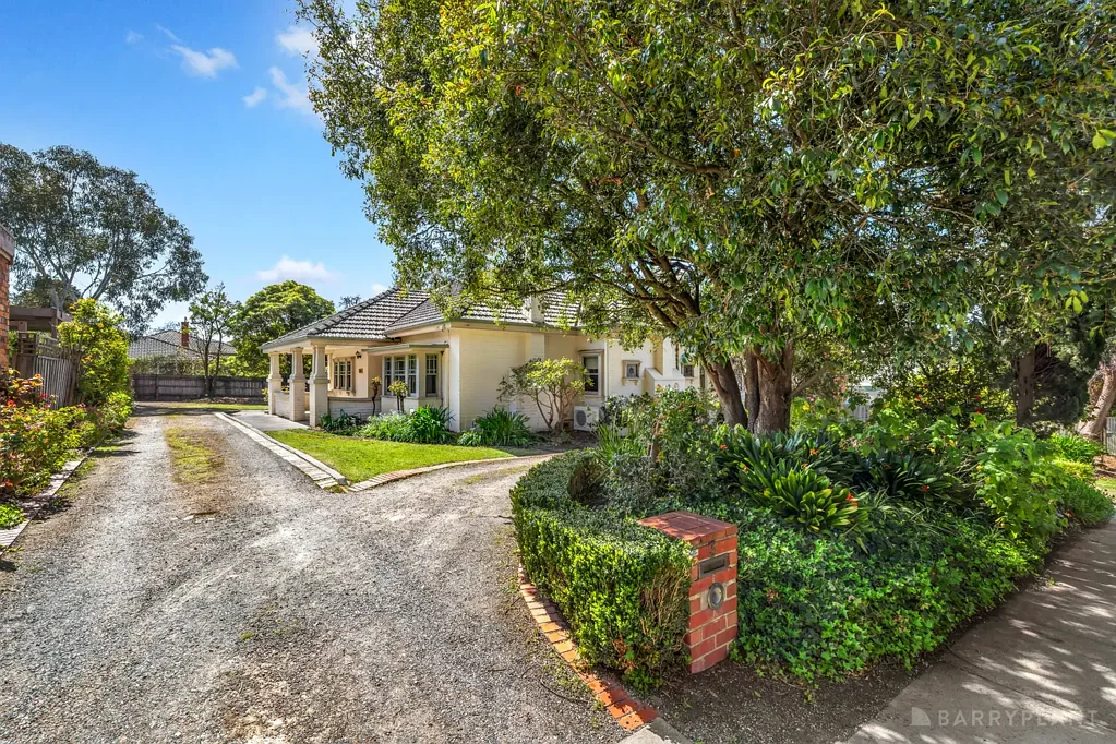 Mitcham 4침실 1,070M2 OF MITCHAM MAGIC - THE LAND. THE LOCATION. THE OPPORTUNITY.