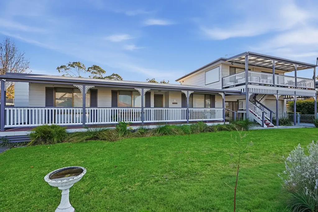 Inverloch 6 Slaapkamer A Rare Coastal Opportunity with Three Self-Contained Residences