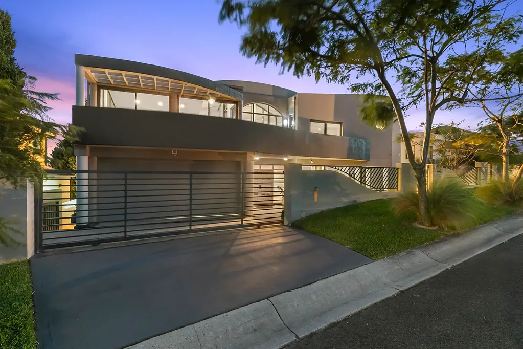 Cromer 6ਬੈੱਡਰੂਮ A striking statement in light, space, and sophistication