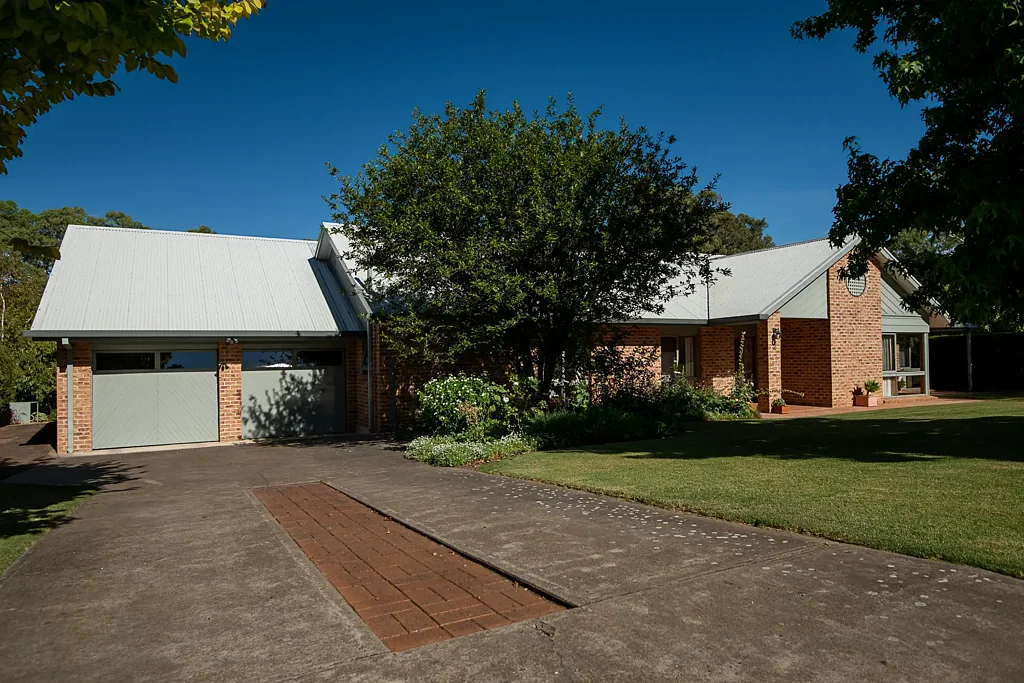 Naracoorte 4Phòng ngủ Classic, Light Filled Elegance, Creek Setting with a Tennis Court on a 2,355m2 Allotment