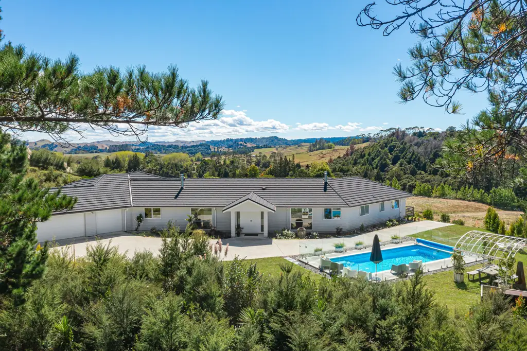 Wainui Luxury living in an elevated countryside retreat