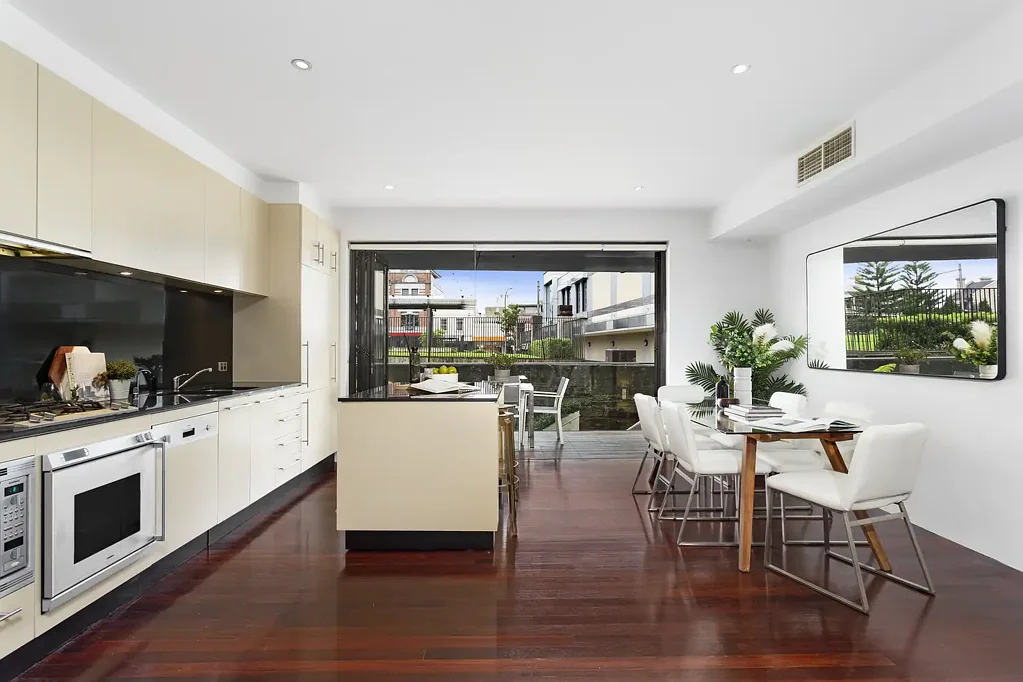 Split-level 2-bedroom apartment overlooking Reservoir Gardens