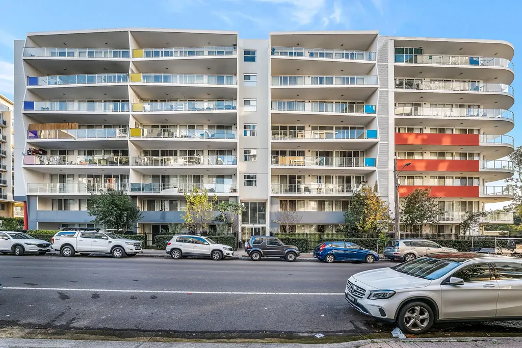 Warwick Farm 2房 带 11 米宽敞阳台的两卧室公寓 Two-bedroom apartment with an expansive 11 metre balcony