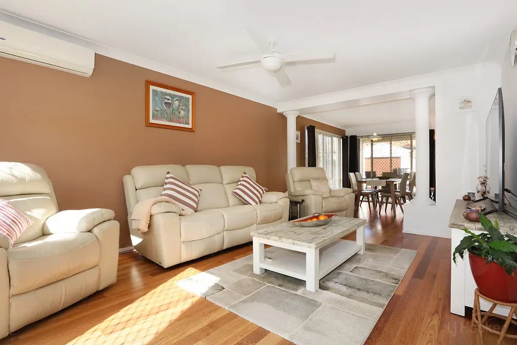 Coombabah 5कमरा Stylish Two Storey Freestanding Home in the sought-after Runaway Lagoons