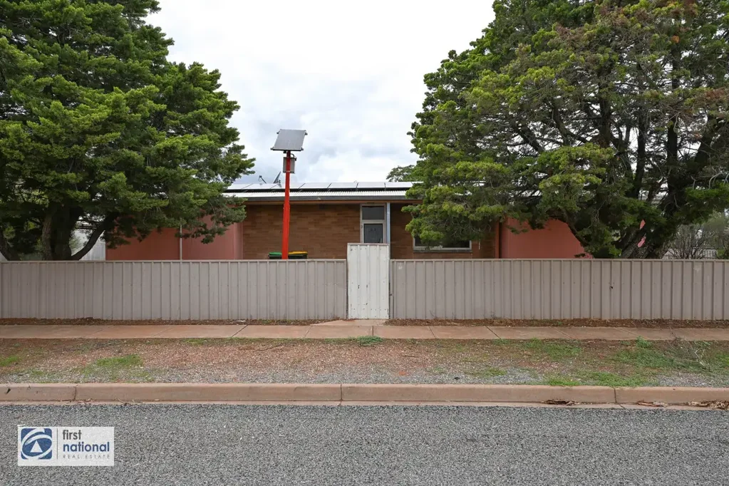 Stirling North 3ห้องนอน Renovator’s Opportunity on a Corner Allotment