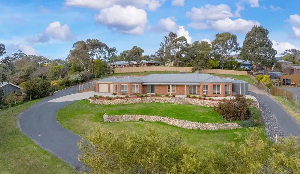 Buninyong 5房  Renovated Luxury Family Home with Space, Style & Stunning Views in Buninyong