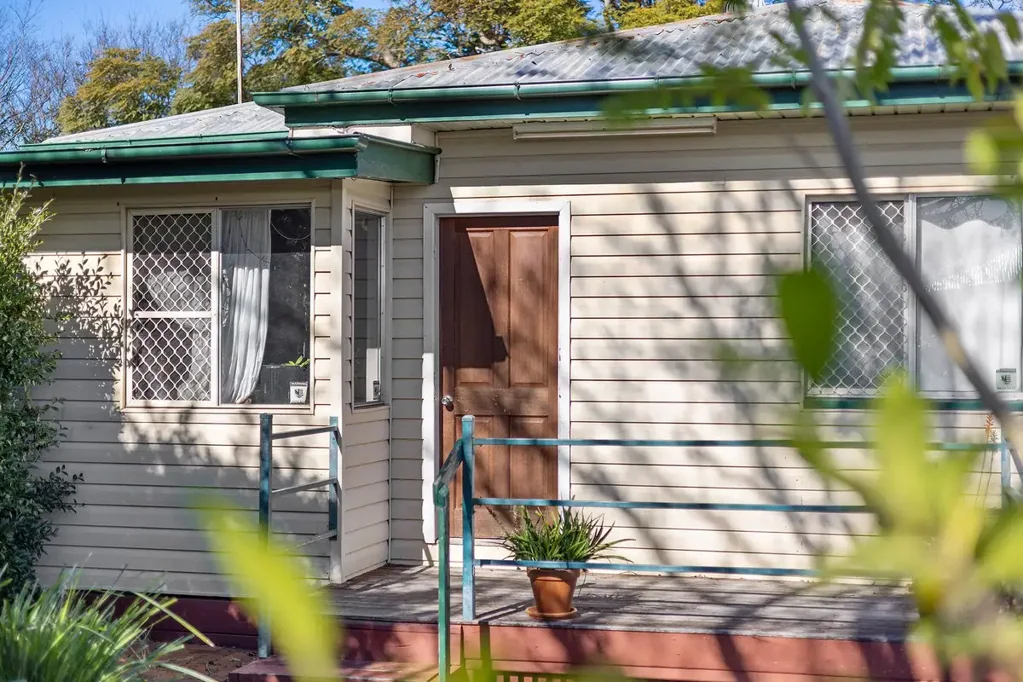 Centenary Heights 2ห้องนอน 284 Alderley Street, Centenary Heights QLD 4350 Offers Over $699,000