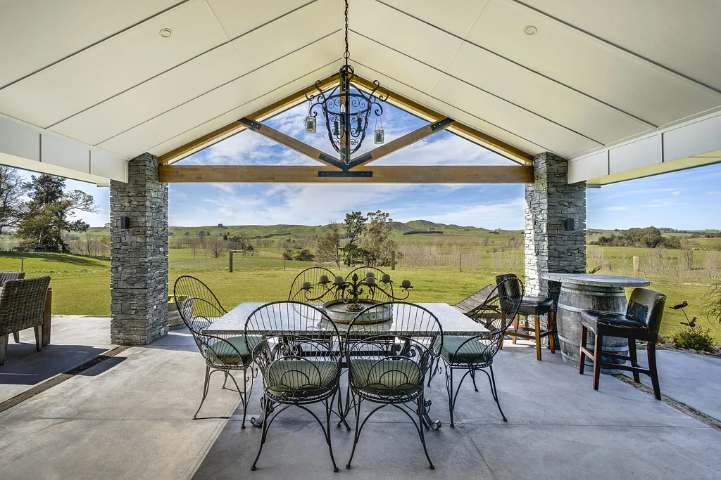 Otane Modern lifestyle with views, shedding and options