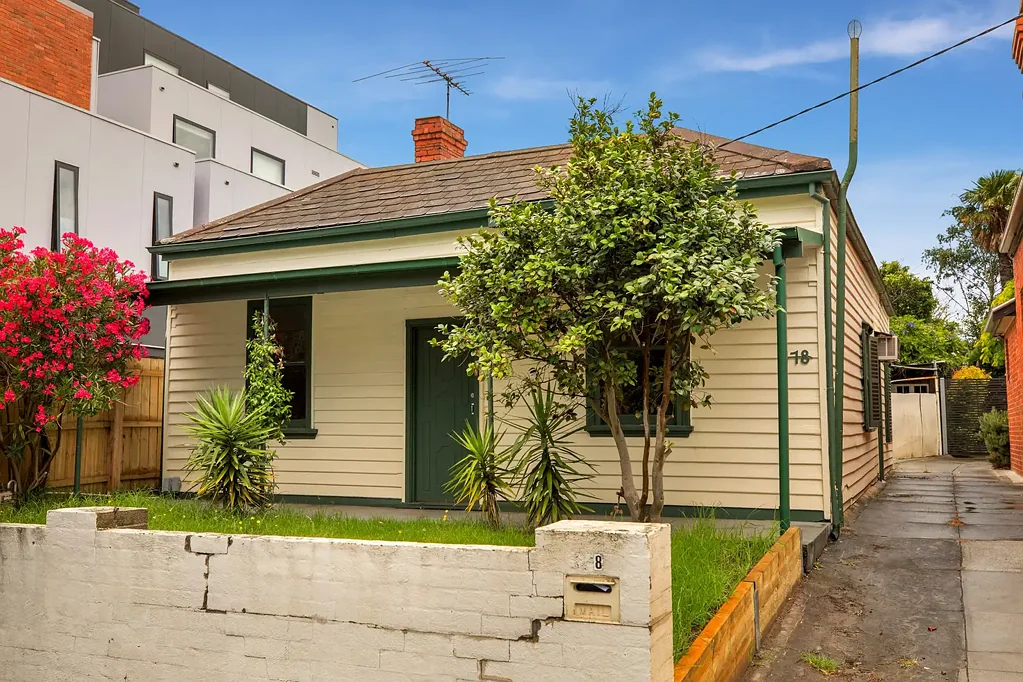 Conveniently Located 4 Bedrooms Elsternwick