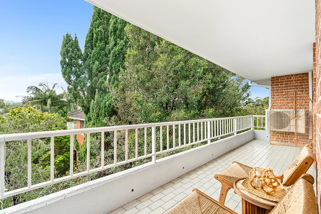 Dee Why 2Zimmer Coastal Luxury Meets Lifestyle Convenience: North-Facing Top-Floor Apartment with Expansive Wraparound Balcony!!