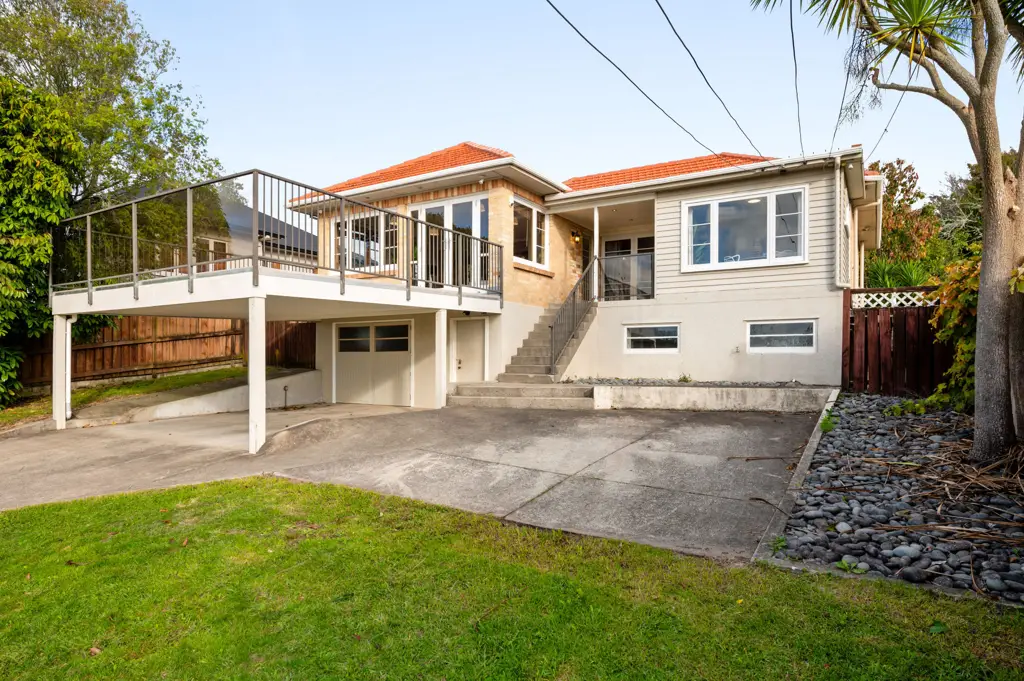 Hillcrest 3房  Timeless Appeal with Elevated Views!