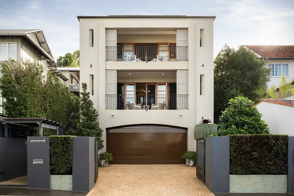 Clayfield 4 Slaapkamer Architectural Excellence with Sweeping Moreton Bay Views