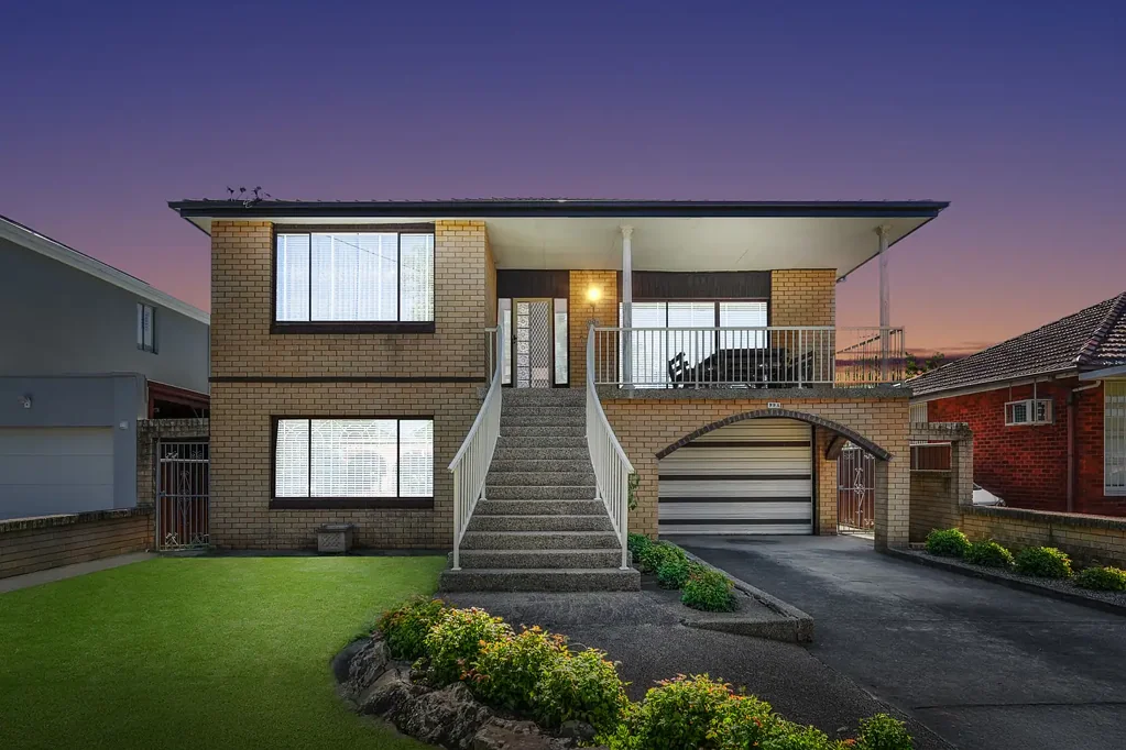 Condell Park 4chambre Spacious double brick home with enormous potential