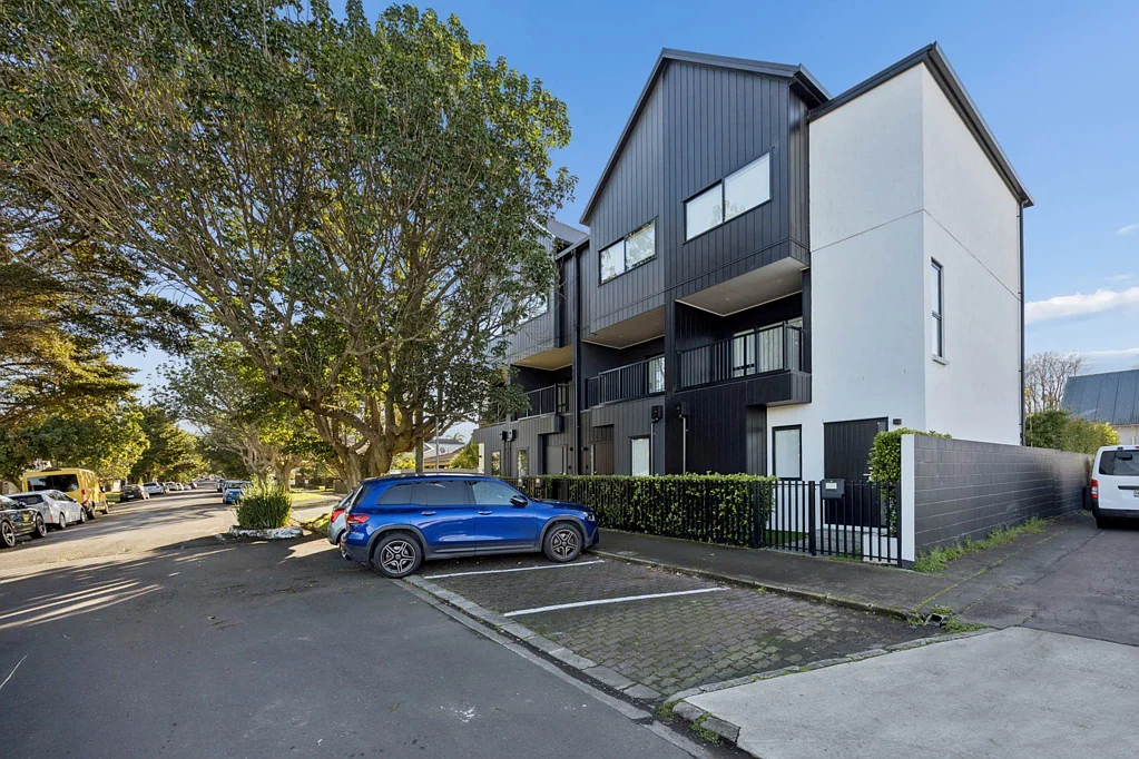 2.5-Bedroom Home in a Prime Epsom Location
