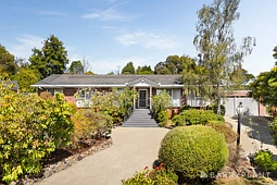 8 Greenwood Lane, Mooroolbark