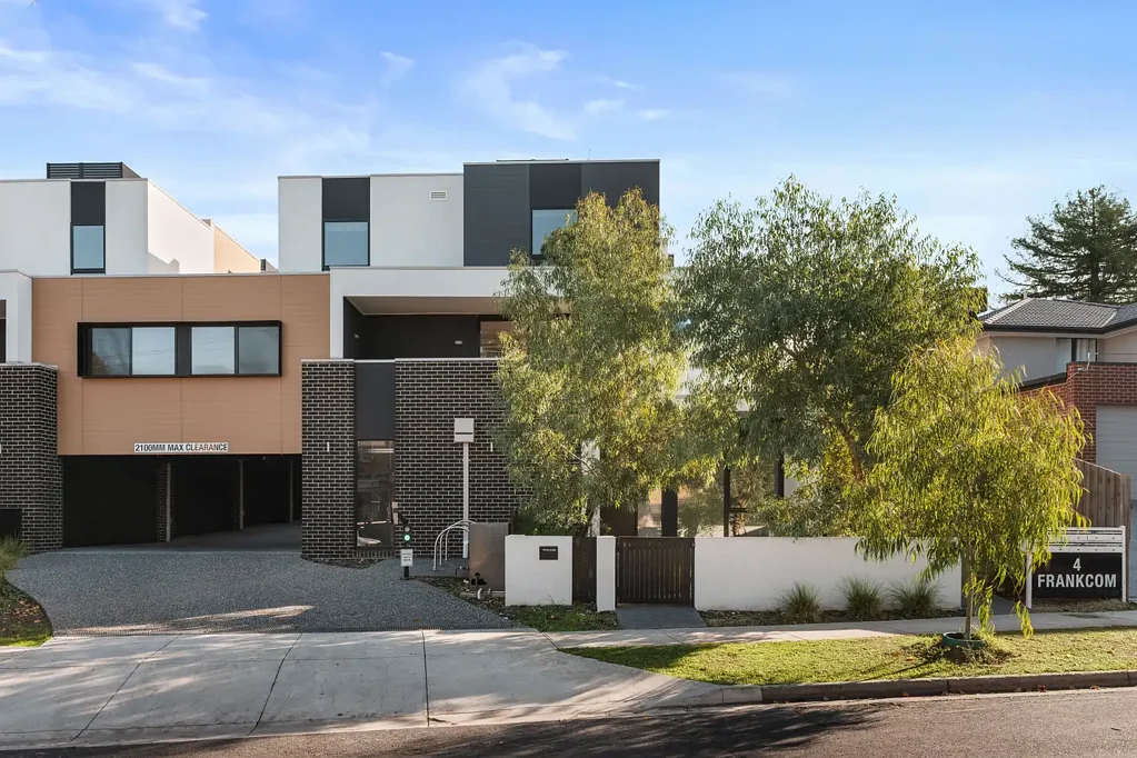 Blackburn 3房 Blackburn宁静社区 现代三层联排 三卧两浴 安全双车库 明亮开放式生活区 优质电器大岛台 自然采光充沛 优质学校近便 咖啡馆超市步行可至 Modern Three-Level Townhouse Offering Space, Style and Convenience