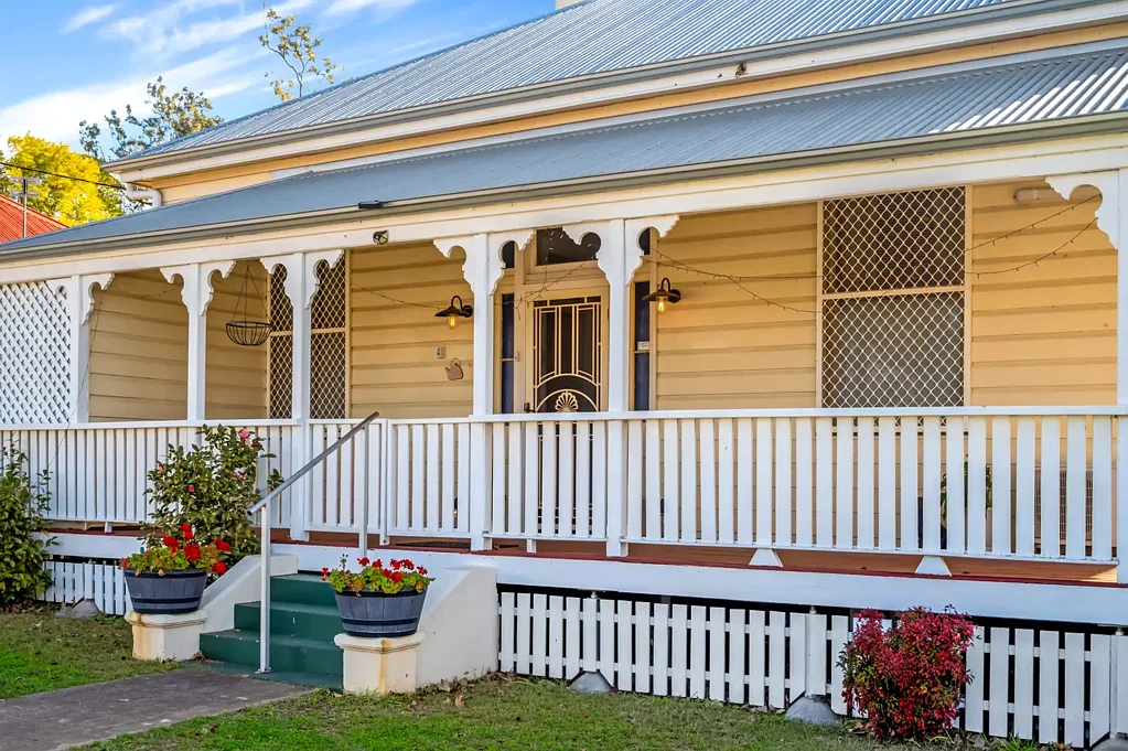 Warwick 4Zimmer Timeless Queenslander Charm with Granny Flat on 1,169m²