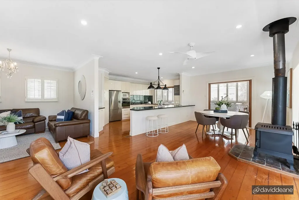 Hendra 4 Bedroom Charming Queenslander Family Retreat - Classic Character & Modern Comfort!