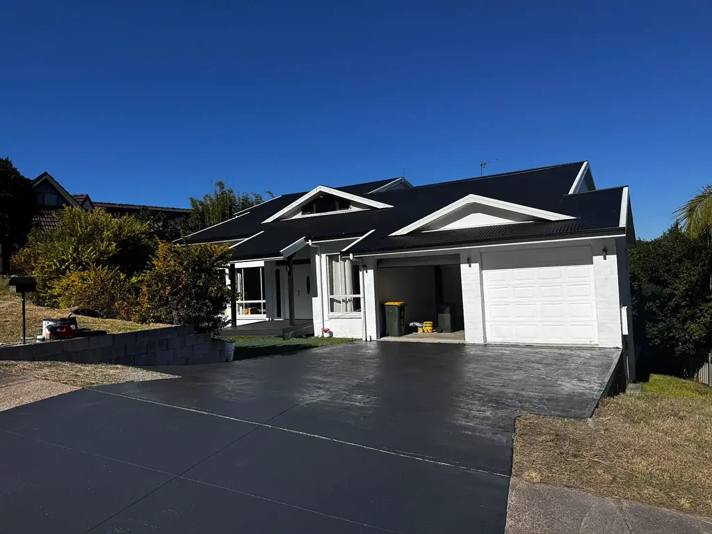 Elermore Vale 5 Slaapkamer Split Level Family Entertainer with Panoramic Deck Views on Spacious 914m² Block – Walk to Shops, Schools & Easy Commute to Newcastle