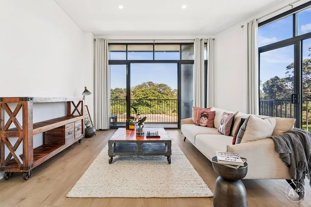 Chifley 3 Slaapkamer Elevated Duplex Living with Poolside Entertaining & Leafy Outlooks