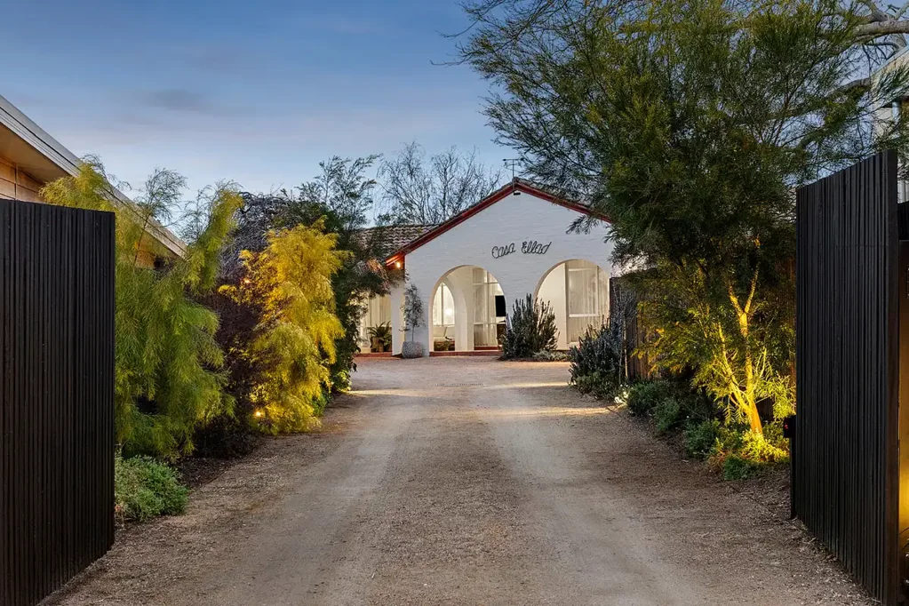 Mount Martha 4Zimmer Spanish Hacienda Character in a Coveted Mount Martha Setting
