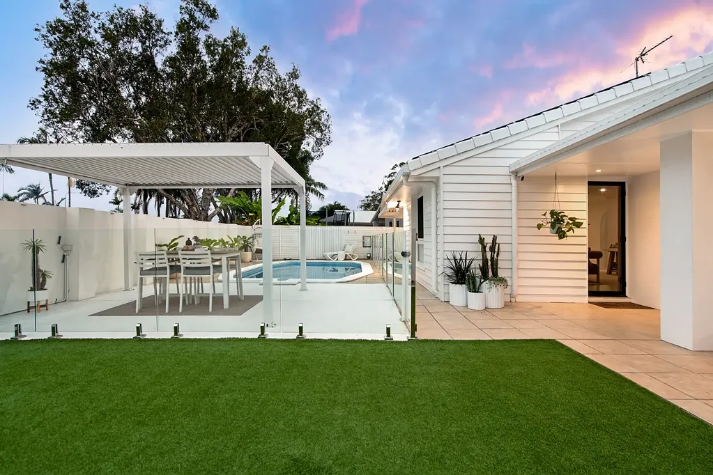 Mermaid Waters 4ห้องนอน PRISTINE FAMILY HOME WITH DUAL LIVING ON A CORNER BLOCK
