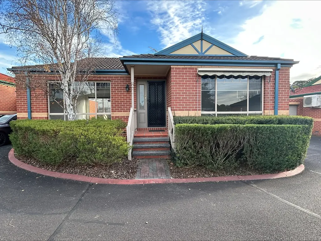 2 Bedroom unit with low maintenance.