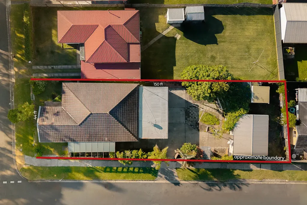 East Corrimal 4房 East Corrimal黄金地段 641m²街角地块 R3区划 双收入潜力 卓越重建空间 靠近海滩学校交通 ENDLESS OPPORTUNITY!