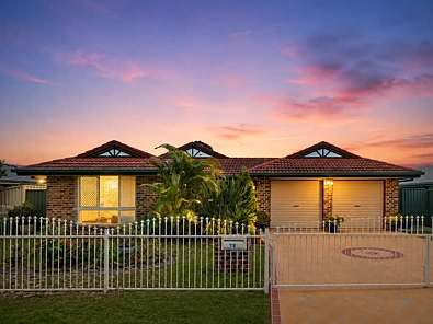Bracken Ridge 4 Slaapkamer Spacious Four-Bedroom Family Home with Multiple Living Areas and Expansive Outdoor Entertaining