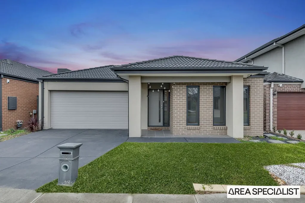 6-MONTH LEASE ONLY- A WELL PRESENTED, 4 BEDROOM FAMILY HOME!!