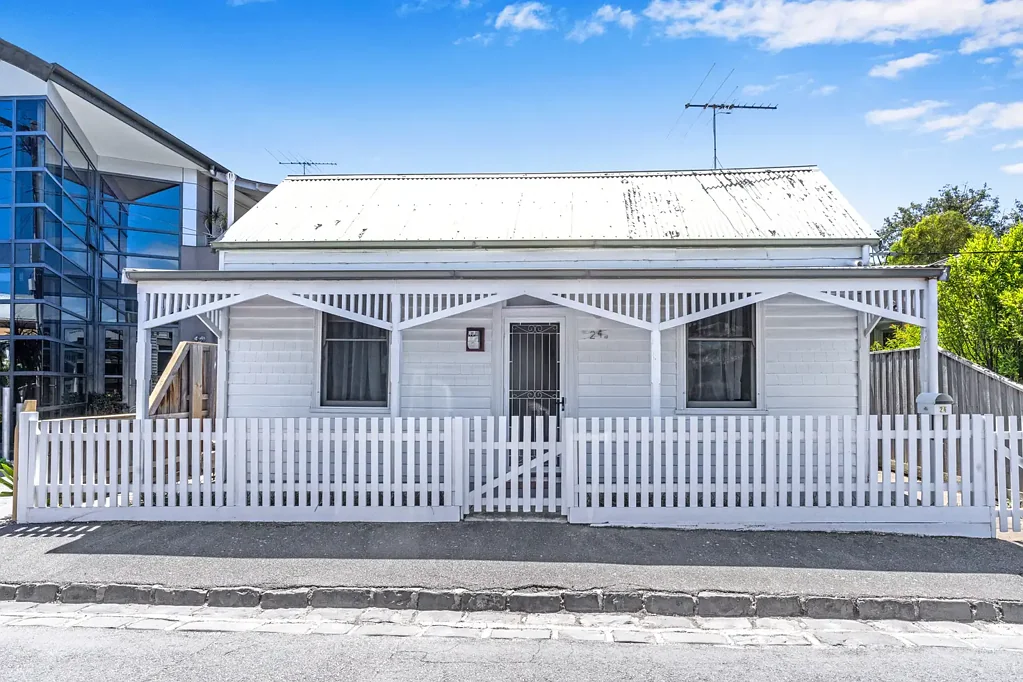 LOCATION, LOCATION! SPACIOUS COTTAGE BY THE SEA!