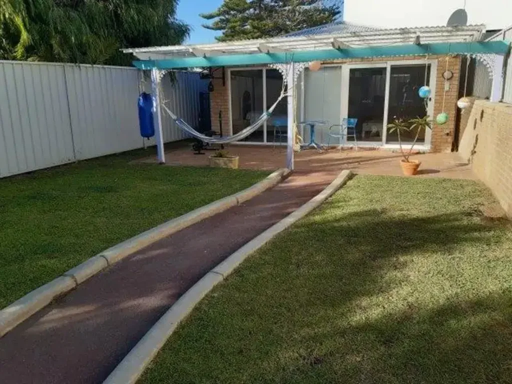 Indian ocean beach Living, 50 meters walk to mullaloo beach,  bars, cafes, restaurants' and parks, suit FIFO worker or business professional.