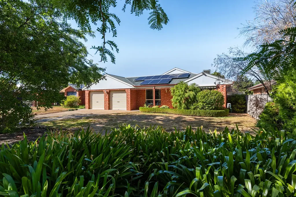 COMFORTABLE FAMILY LIVING IN A QUIET CUL-DE-SAC