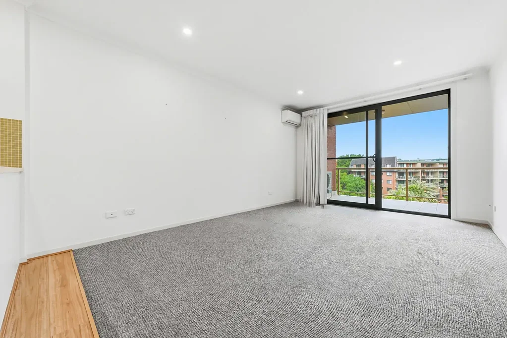 Top floor apartment with study & leafy complex views