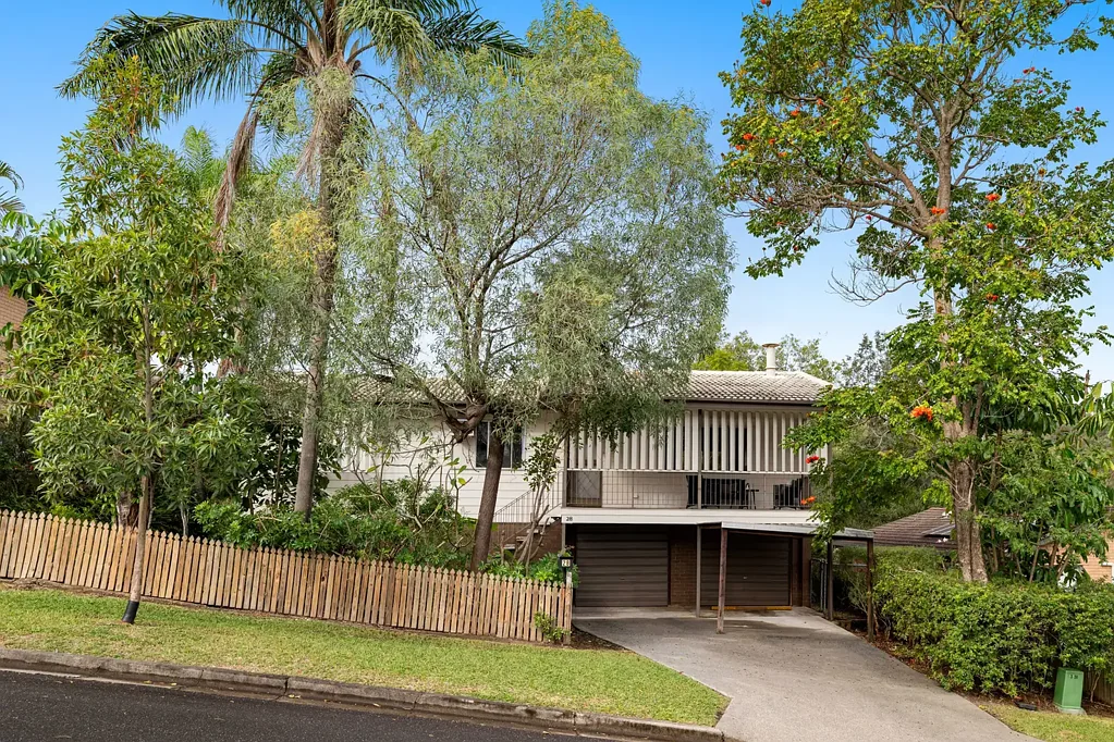 Nathan 3غرفة نوم Quietly elevated, naturally inviting – substantial highset home, steps to cafes, shops, Toohey Reserve