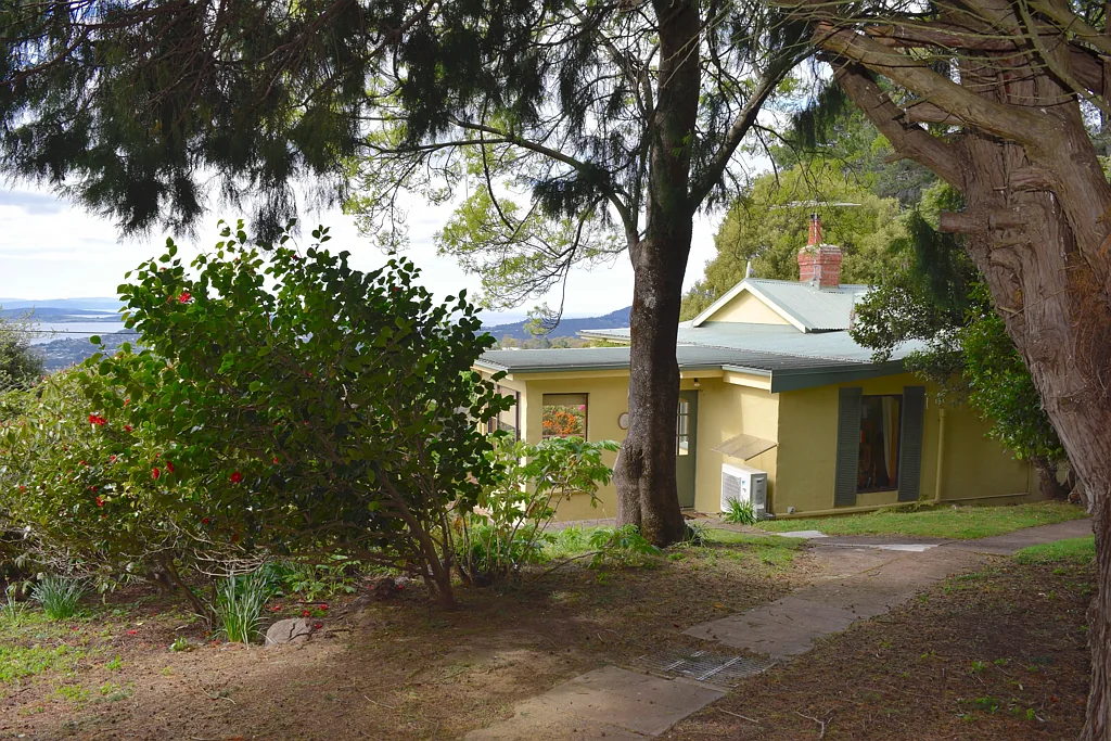 Kingston 4房  A charming lifestyle property with panoramic water views on 8+ acres, twenty minutes from Hobart CBD.