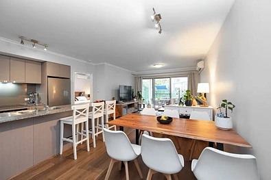 Maylands 3 Slaapkamer Spacious Ground Floor Apartment with Poolside Living