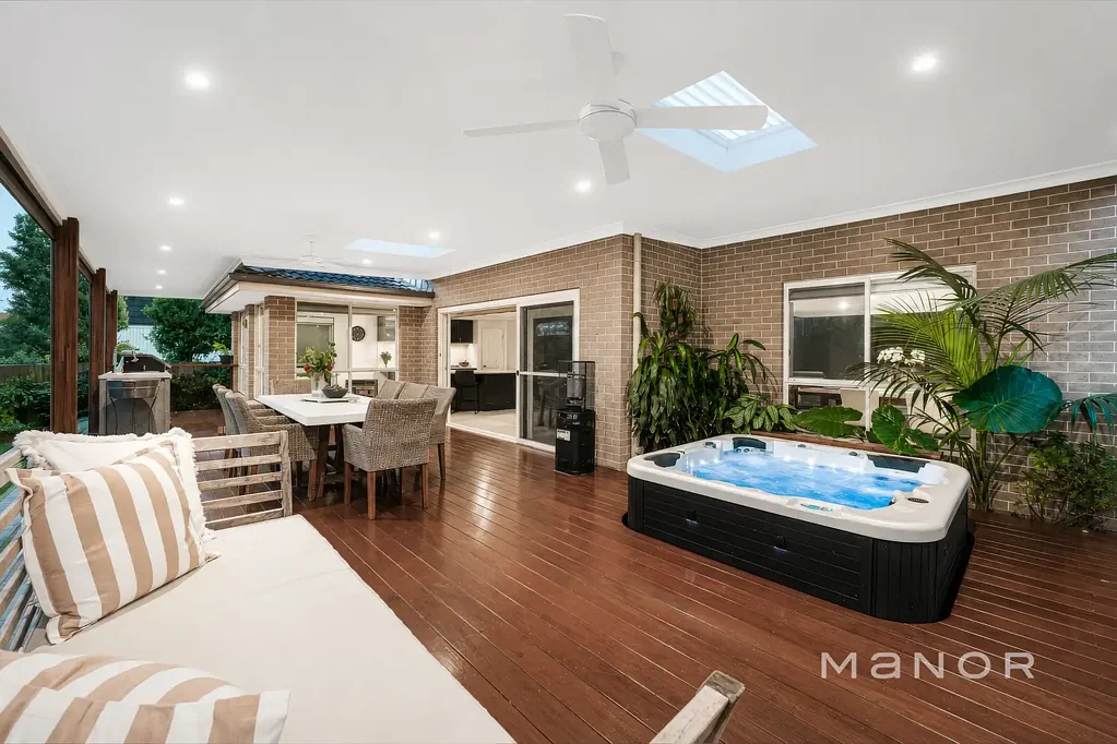 Glenhaven 5房 宽敞现代家庭娱乐住宅，坐拥蓝山全景 Spacious Modern Family Entertainer with Panoramic Blue Mountains Views
