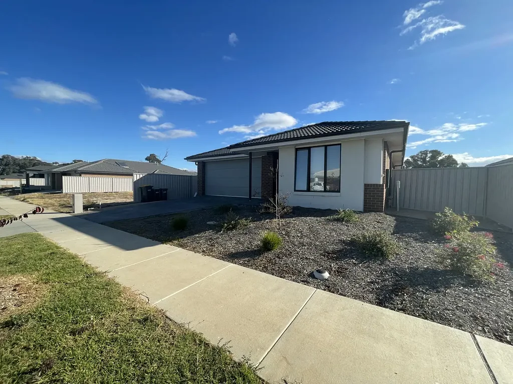 THREE BEDROOM HOME - LOW MAINTENANCE!