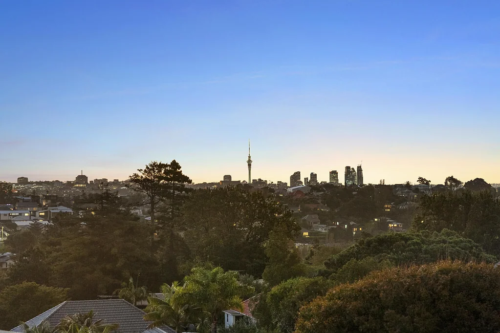 Remuera 5房 阳光、景观与格局兼具｜一套满足居住+办公+收入的全能之家 We're Off! Our Home Must Be Sold!