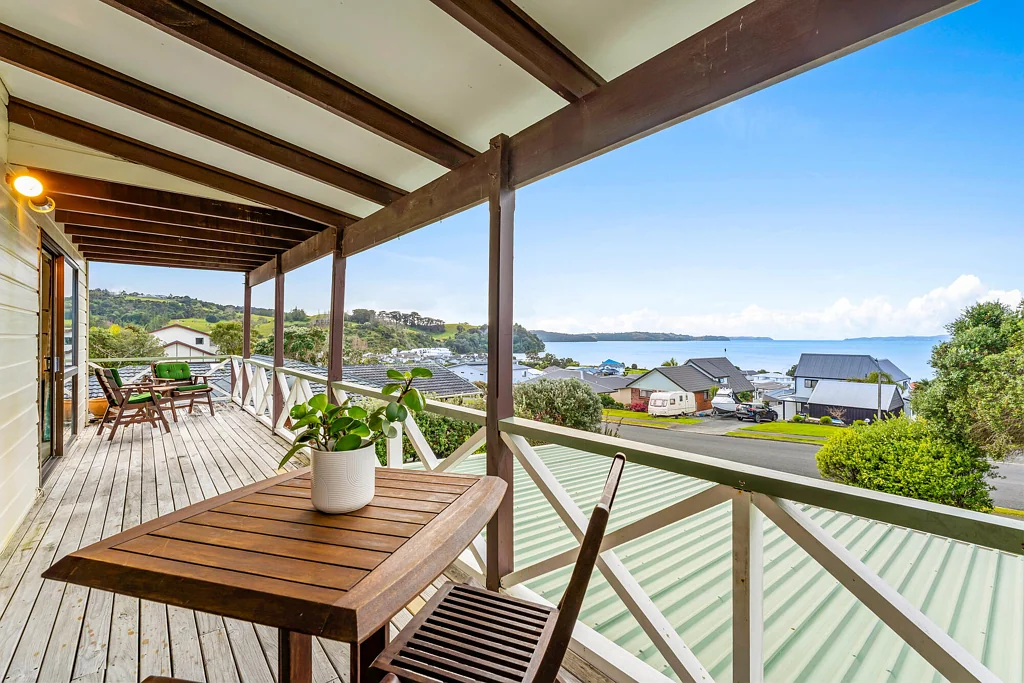 Snells Beach 3房  Panoramic Views. Endless Potential.