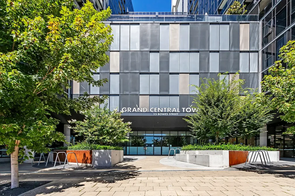 Phillip 2房  Elevated Corner Living with Panoramic Woden Valley Views