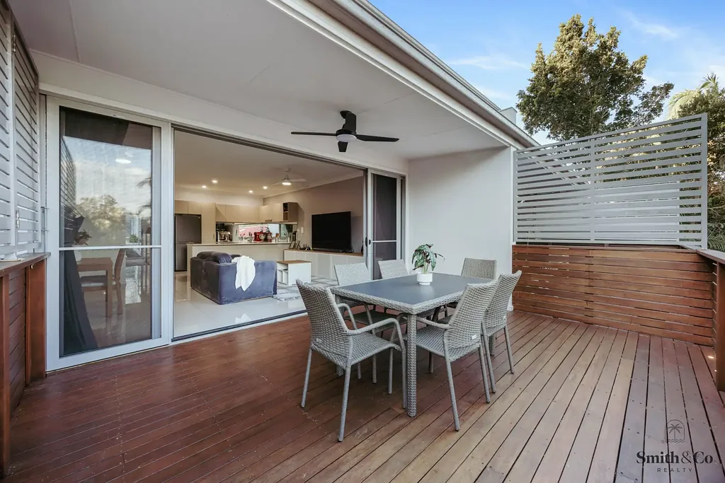Coombabah 4બેડરૂમ Contemporary Townhouse Living with Space to Entertain