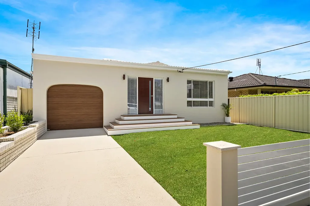 Umina Beach 5Kwarto Dual Living Done Right - Renovated Coastal Home with Separate Granny Flat & Rear Lane Access