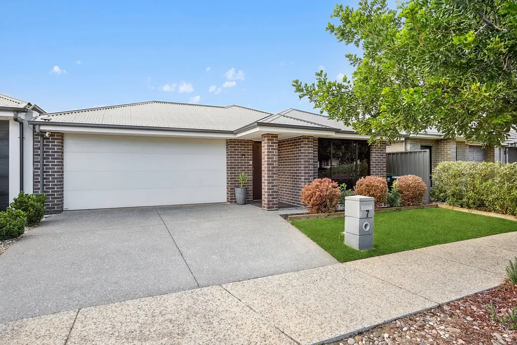 Largs North 3房  Sunlit Seaburban Gem for Coastal Family Living